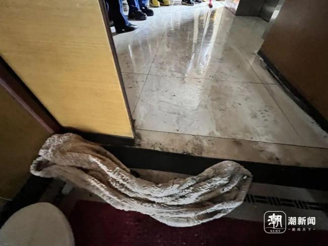 小区突发火情消防员抱出小孩 勇毅行为获赞