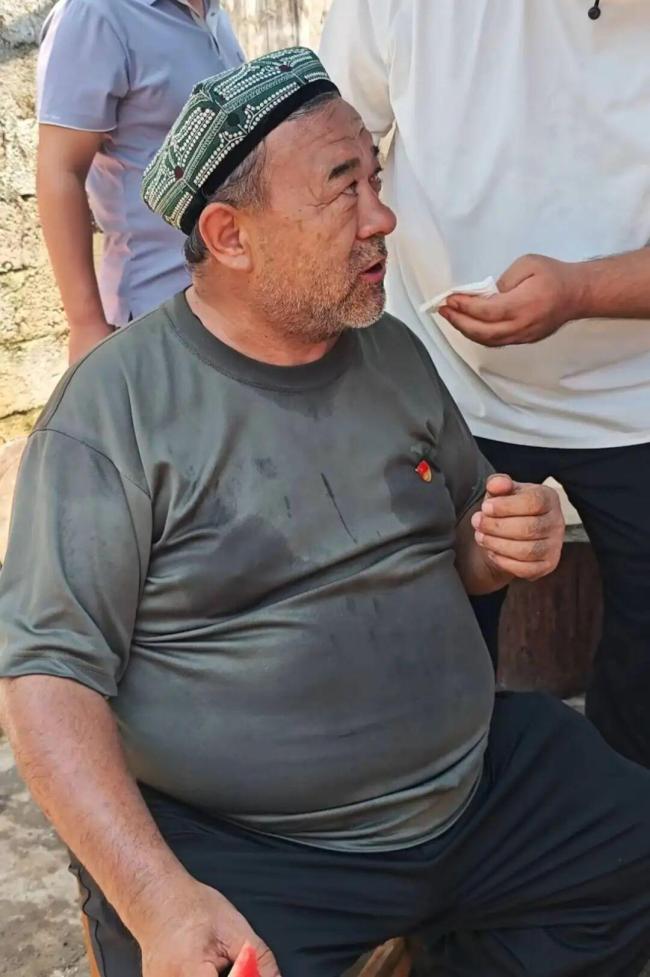 阿里木腰部起疹眼睛泛红仍为灾区做饭 爱心跨越千里