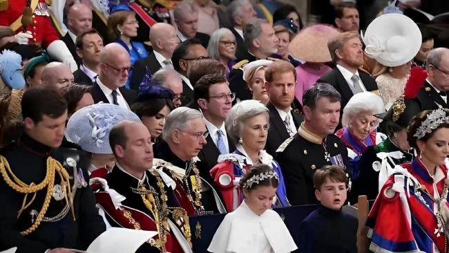 威廉王子凯特王妃带娃看温网 延续传统拉近民心
