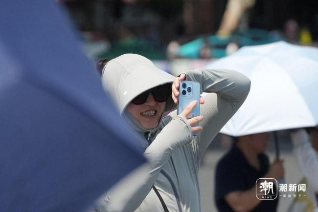 高温下西湖游客“全副武装” 夏日防暑神器齐上阵