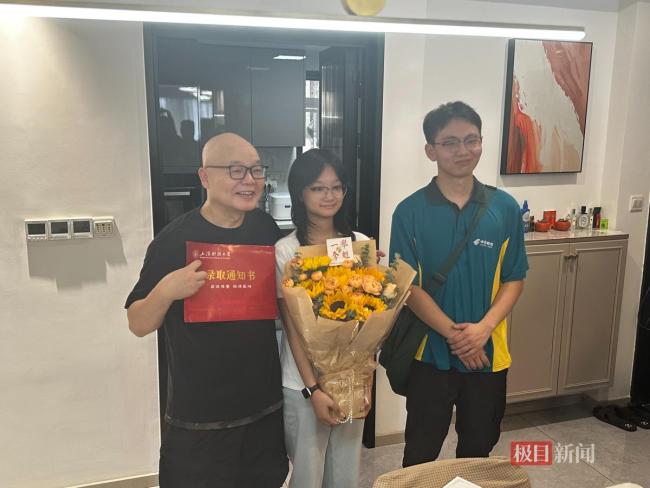 武汉首封高考录取通知书送达 考生喜迎梦想成真