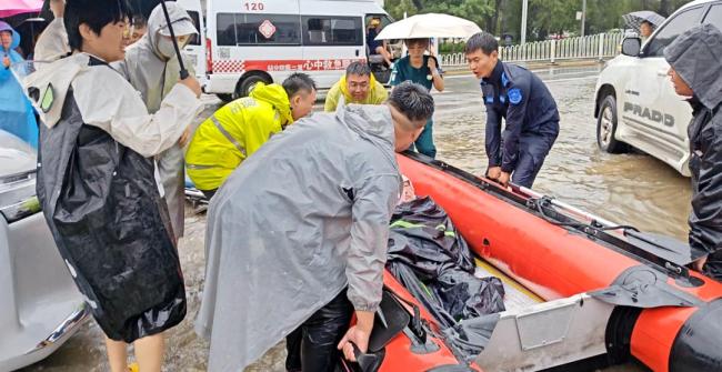 沈阳医护人员风雨中守护生命 用坚守打通生命通道
