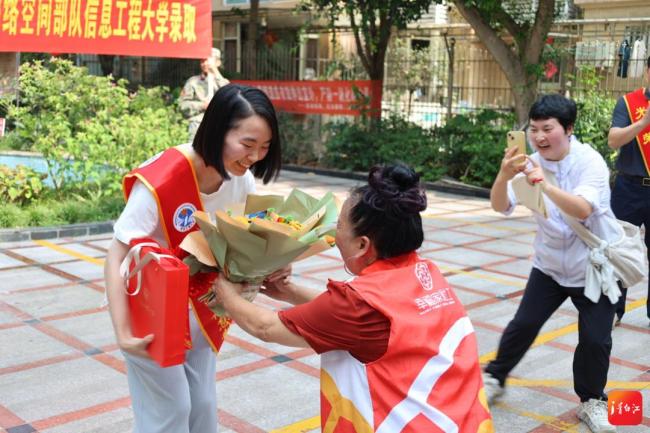 成都女孩高考647分圆梦网安军校 青春热血守网络边疆
