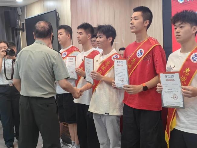 绵阳中学20余名学子收到军校录取通知书 强军梦想启航