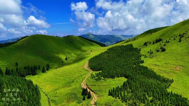 桂林山野外一废弃牛棚意外走红 乡村文旅新热点