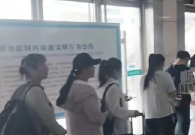 郑州车站回应9个窗口只开1个 迅速整改增开窗口