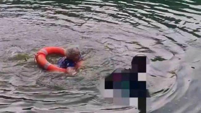 男子落水 七旬老太纵身一跃跳河救人 无名善举温暖全城
