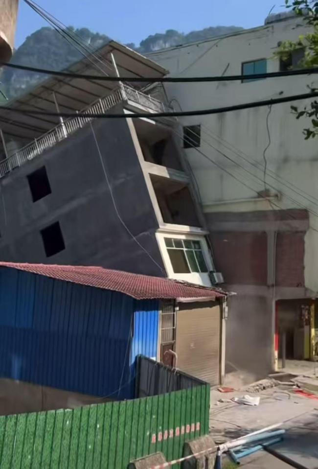 当地回应5层民房坍塌部分建筑坠江