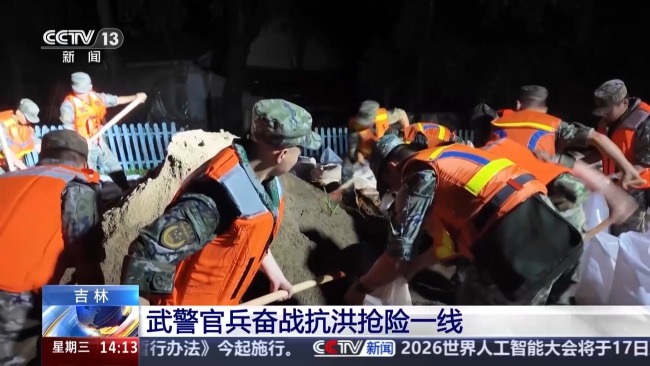 武警官兵以坚守抵御汛期洪流