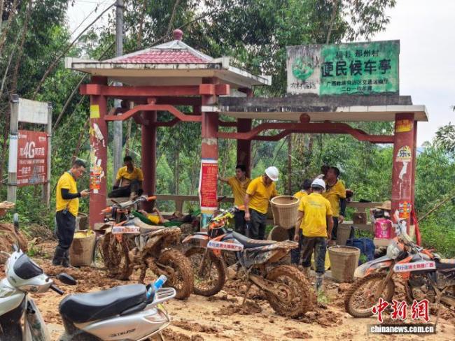 摩托车救援队驰援广西 为受灾群众出力