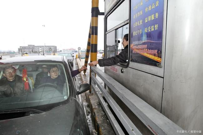 一公交车刚进站突然马路塌陷 城市隐形隐患敲响警钟
