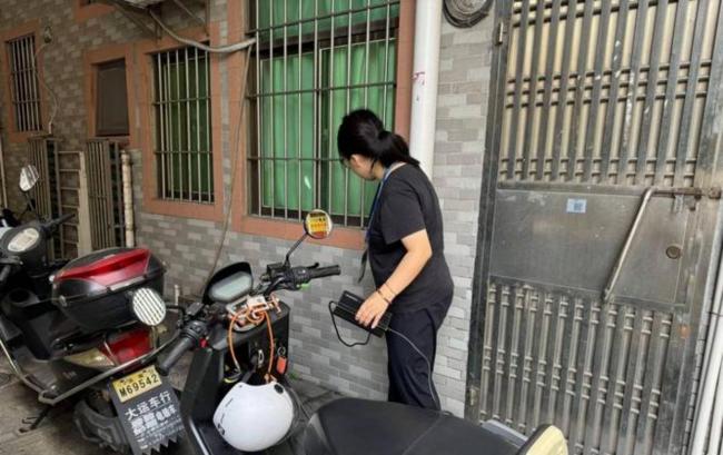 被巡查组抓现行工作人员摊手 消防软管不会用隐患多