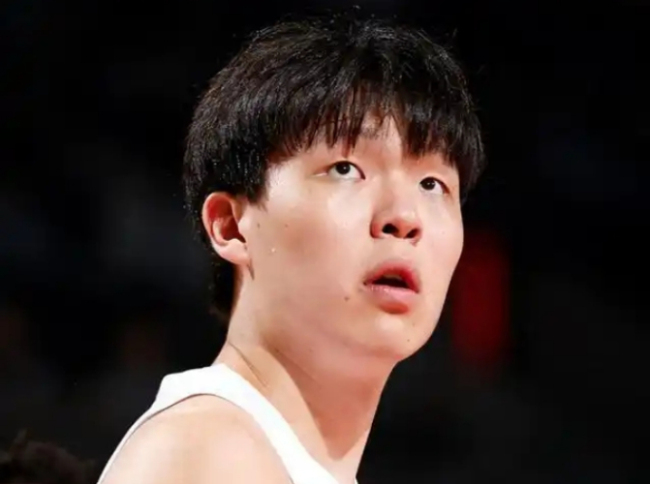杨瀚森澄清两大谣言：“深夜吃火锅”为假 不发训练是球队禁止传播