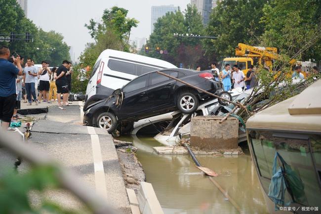 一公交车刚进站突然马路塌陷 城市隐形隐患敲响警钟