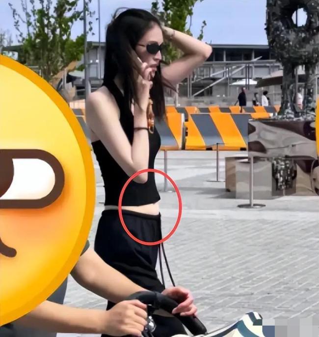 何穗阿那亚带娃被偶遇!露脐安装东谈主字拖白到发光,女儿长腿藏不住 超模遛娃日常曝光