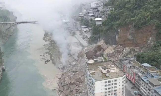重庆有烟花爆竹店被推至河边：全埋了