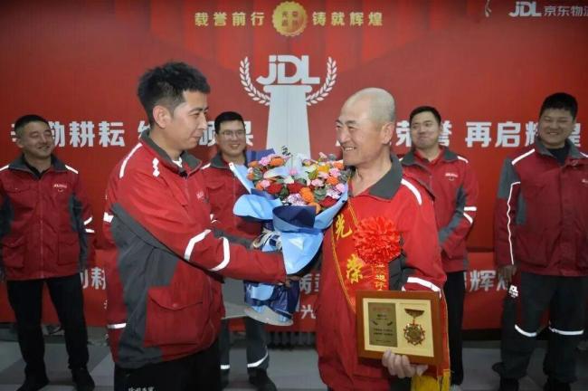 京东年投入超百亿为骑手等买社保 全方位保障劳动者权益