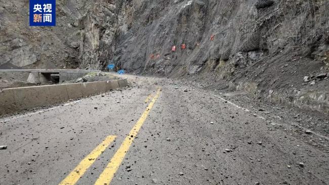 多处山体落石频繁 独库公路部分路段实施交通管制