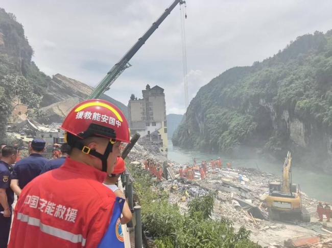 山体垮塌现场:噼啪声不断浓烟升腾 居民紧急撤离