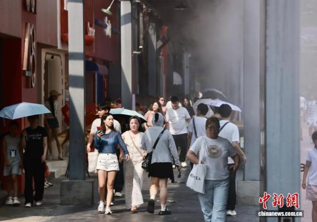 成都东郊记忆景区水雾降温 应对高温天气