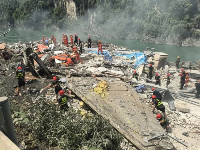 重庆山体崩塌已致8死34失联 救援正在进行