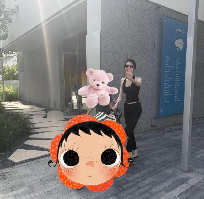 何穗阿那亚带娃被偶遇!露脐安装东谈主字拖白到发光开云体育,女儿长腿藏不住 超模遛娃日常曝光