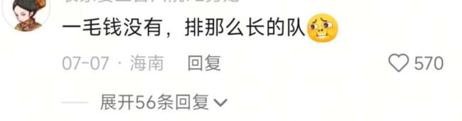 5只小狗烤鸭店排队等吃鸭屁股 温馨画面走红网络
