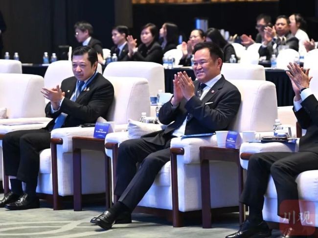 泰国总理狂飙中文为中国加油 深化中泰合作