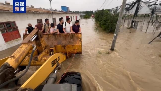 暴雨突袭郑州航空港 消防转移141人 连夜救援保平安