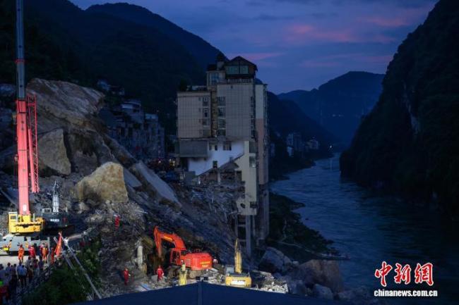 重庆彭水872人争分夺秒开展救援 多方向同步搜救