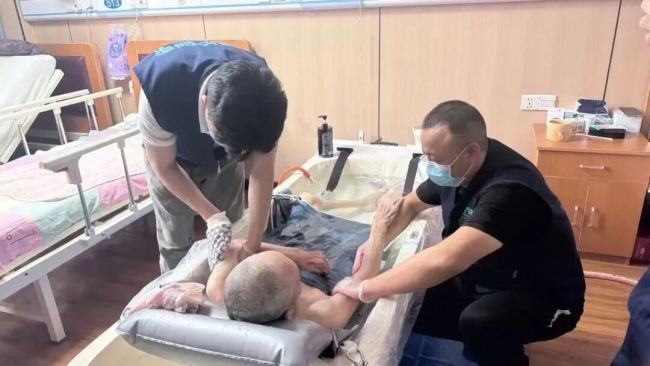 助浴师月入2万?高薪背后全是常人hold不住的压力