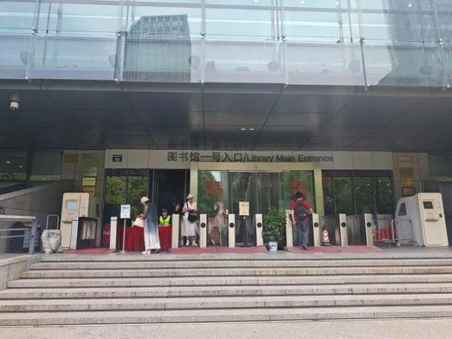 杭图暖心回应流浪汉读书言论再走红 平等阅读权获赞