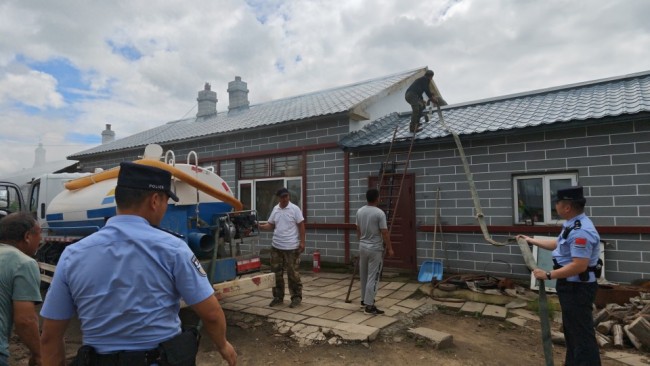 村民家冒黑烟民警抢运出财物