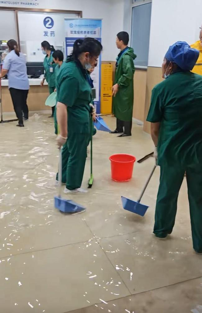 上海暴雨致新华医院一大楼积水