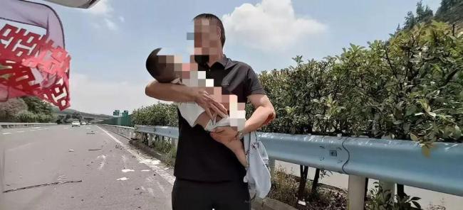 幼儿被甩落路面 过路车主10分钟送医 好心人紧急救援
