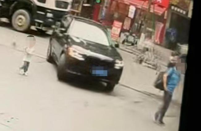 幼童地库门口被卷车底多人抬车救出 市民合力救援