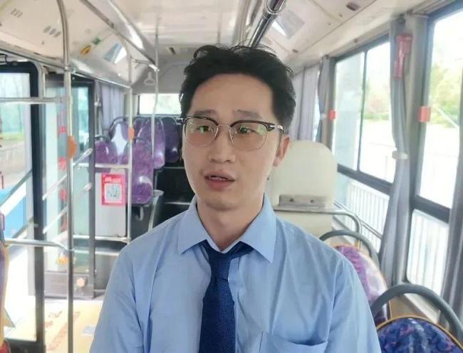 公交上老人发病乘客教科书式施救 好心人终被找到
