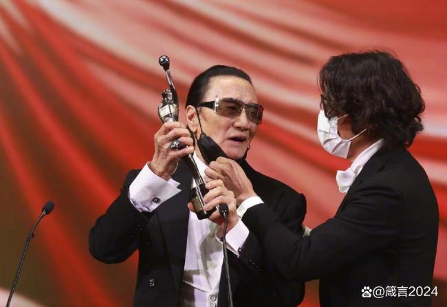 谢贤李小龙是同月同日离世 双星同日落