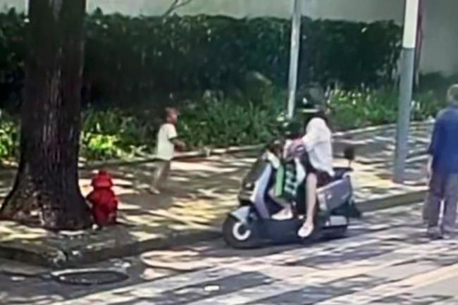 38度高温幼童赤脚独自上街