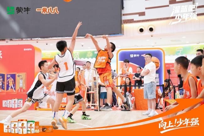 青少年篮球比赛9岁球员1米85 少年强则中国强