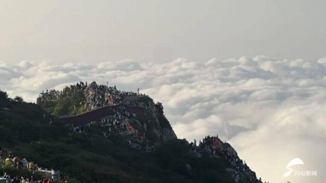 泰山把人间仙境铺在眼前 云海盛景令人陶醉