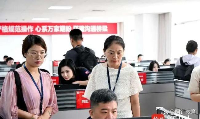 考生代表参观高招录取现场 揭秘录取流程的透明与公正