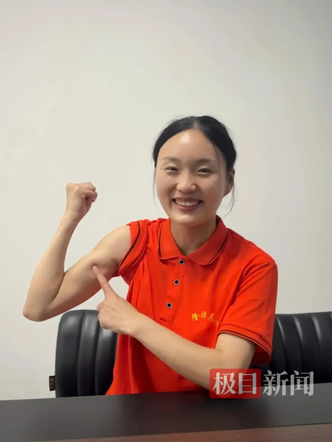 蔡苗苗向记者展示肌肉