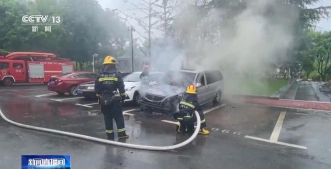 夏季高温谨防车辆自燃 多地险情频发