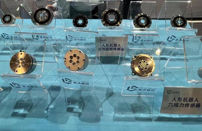 具身智能“交卷” 真机扎堆进厂 机器人干活更灵巧