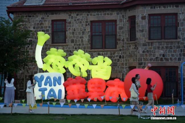山东烟台苹果主题街区成热门打卡地 沉浸式体验引游客拍照