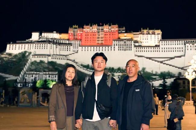 小伙回应花2.5万带父母打车去西藏 圆梦布达拉宫之旅