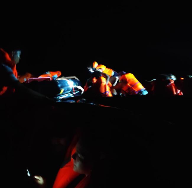 游轮被击沉游客漂流数小时:有人吓吐 巨浪致船体受损进水