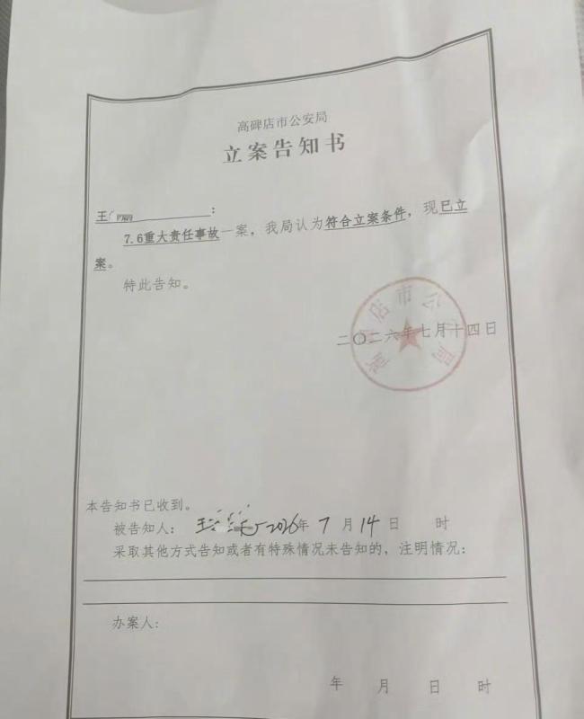 男孩泳池溺水工作人员岸上玩手机 悲剧背后的管理乱象