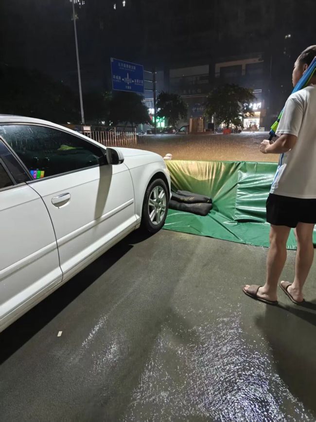 广西暴雨孤岛小区保住一千辆车 三天三夜自救成功